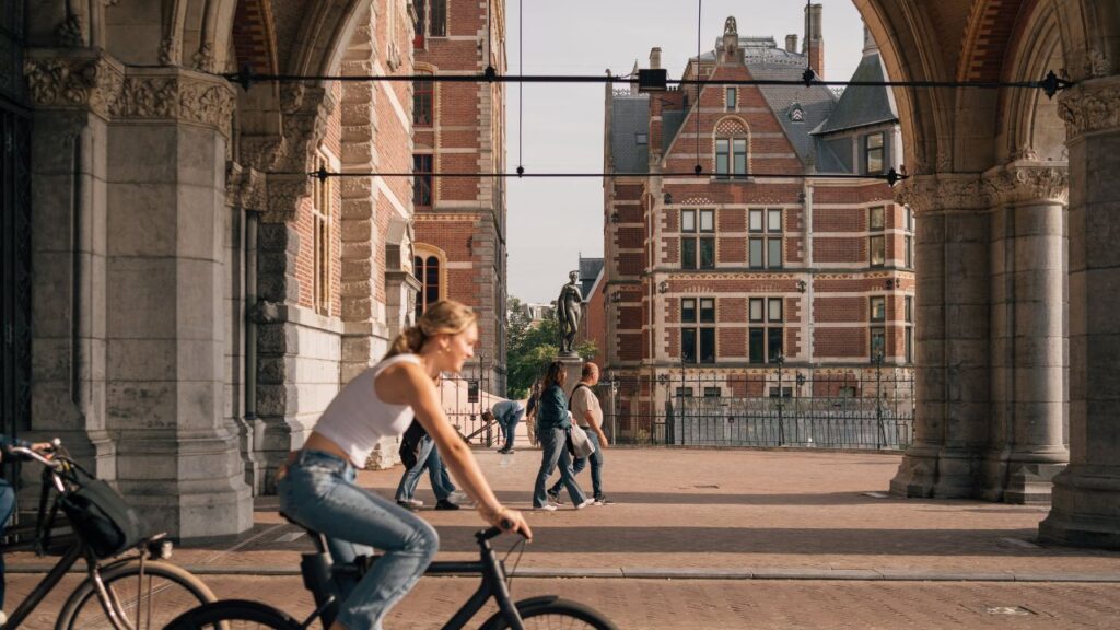 amsterdam-the-city-of-bikes